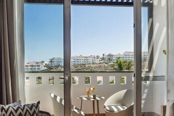 Blick vom Balkon des Fuerteventura Princess Hotels auf die Stadt und die Küste.
