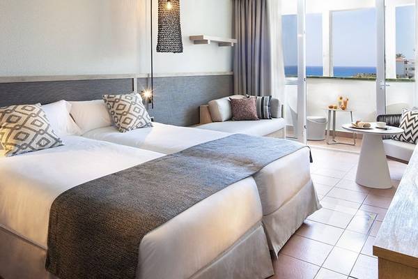 Doppelbettzimmer im Fuerteventura Princess Hotel mit Meerblick und modernen Möbeln.