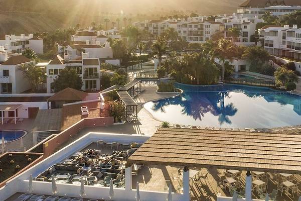 Luftaufnahme des Fuerteventura Princess Hotels mit Swimmingpool und Sonnenuntergang im Hintergrund.