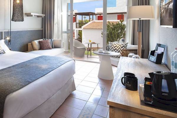 Doppelbettzimmer im Fuerteventura Princess Hotel mit moderner Einrichtung und Blick auf den Garten.