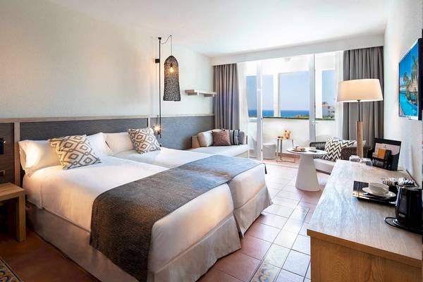 Doppelbett-Zimmer im Fuerteventura Princess Hotel mit Meerblick, zeitgenössischem Design und modernen Annehmlichkeiten.