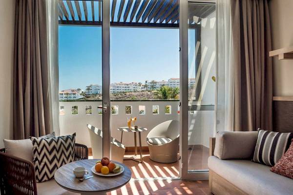 Blick von der Balkon des Fuerteventura Princess Hotels auf das Meer und die Geb äude.