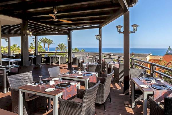 Außenterrasse des Occidental Jandia Royal Level Hotels mit Blick auf den Ozean