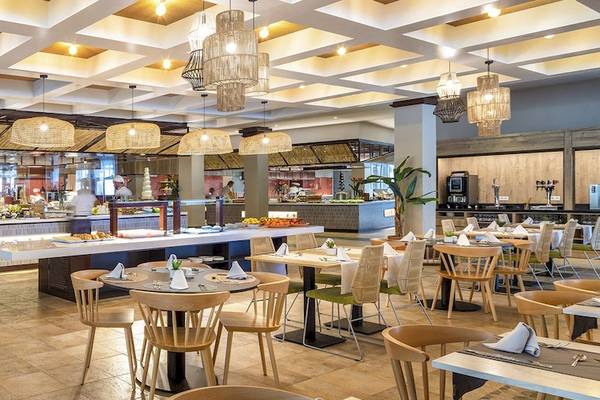 Innenansicht des Restaurants im Fuerteventura Princess Hotel mit Tischen, Stühlen und Buffet.