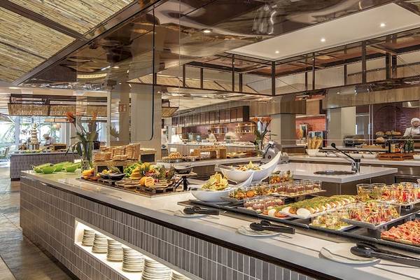 Buffet im Fuerteventura Princess Hotel mit verschiedenen Speisen und Dekoration.