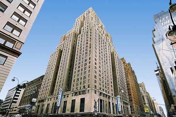 Das New Yorker Hotel, ein großes Gebäude in der Stadt