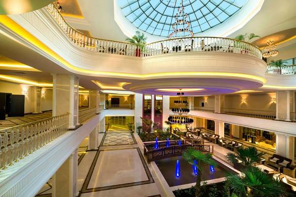Foyer des Vogue Hotel Supreme Bodrum mit Wasserbrunnen und hoher Glaskuppel
