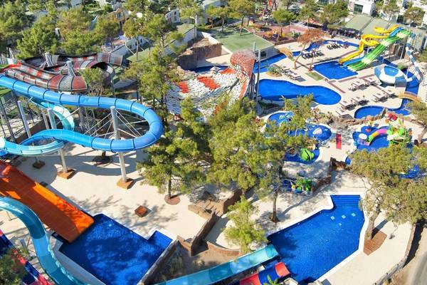 Luftaufnahme des Wasserparks des Vogue Hotel Supreme Bodrum mit Rutschen und Pools.