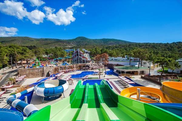 Luftaufnahme des Wasserparks des Vogue Hotel Supreme Bodrum mit Rutschen und Pools