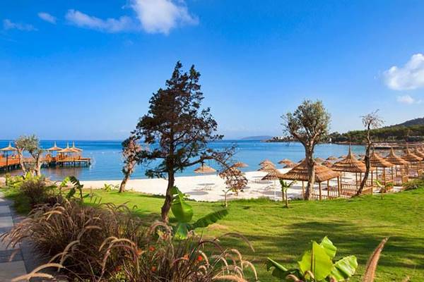 Außenbereich des Vogue Hotel Supreme Bodrum mit Blick auf den Strand und das Meer