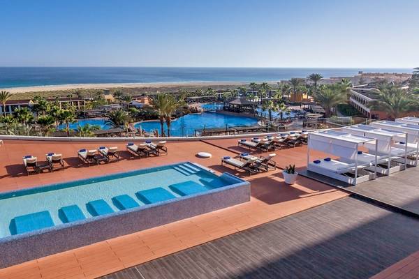 Oberer Pool des Occidental Jandia Royal Level mit Blick auf das Meer und die Anlage.