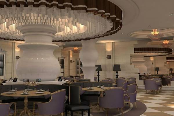 Innenansicht des Restaurants im Vogue Hotel Supreme Bodrum mit großen Kronleuchtern, runden Tischen und Stühlen in Lila.