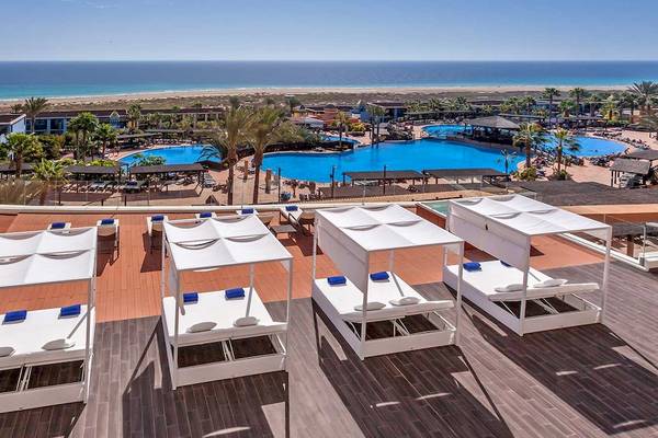 Obergeschoss-Pool-Ansicht des Occidental Jandia Royal Level Hotels mit Blick auf das Meer.