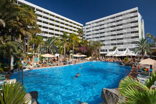 Außenpool des Abora Buenaventura by Lopesan Hotels mit Gästen und Hotelgebäude im Hintergrund.