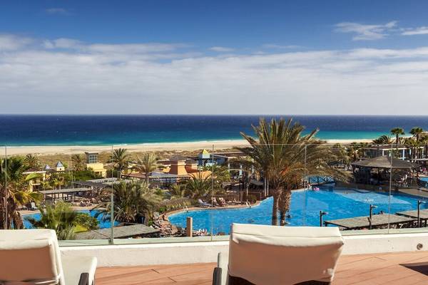 Aussicht auf das Occidental Jandia Royal Level Hotel mit Pool und Meer