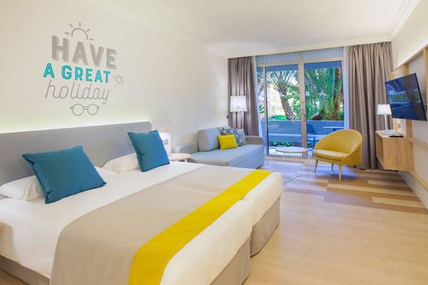 Hotelzimmer im Abora Buenaventura by Lopesan Hotels mit Doppelbett und Sonnengruß-Wanddesign.