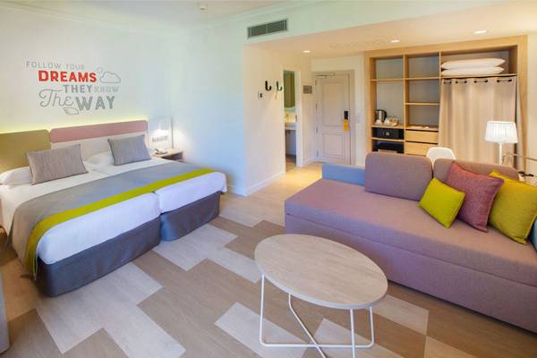 Hotelzimmer im Abora Buenaventura von Lopesan Hotels mit Doppelbett und Sofa