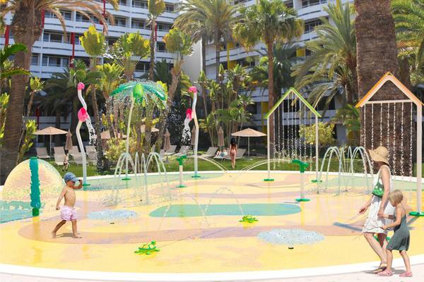 Spielplatz im Abora Buenaventura by Lopesan Hotels mit Wasserfontaenen und Figuren.