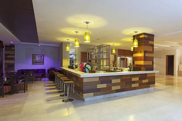 Lounge-Bar im Seher Sun Palace Resort & Spa mit gemusterter Theke und Hockern.