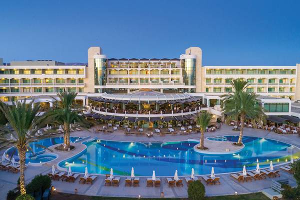 Außenansicht des Constantinou Bros Athena Beach Hotels mit Swimmingpool und Loungebereich