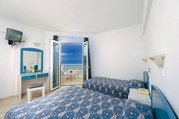 Doppelzimmer mit Balkon im Ariadne Beach Hotel mit Blick auf das Meer.