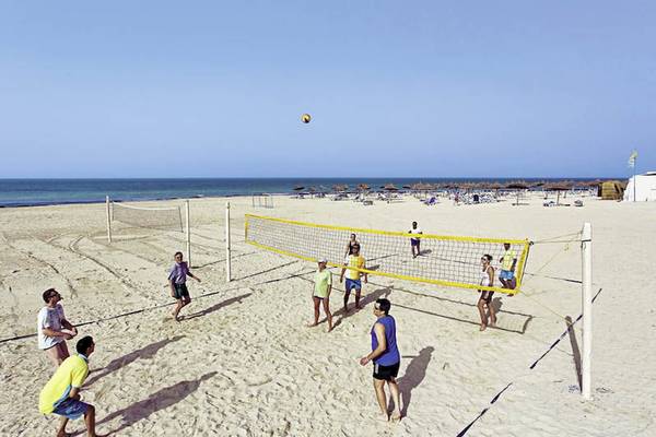 Volleyballspiel am Strand vor dem Calimera Yati Beach Hotel
