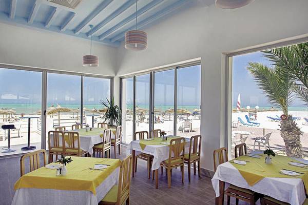 Innenansicht des Restaurants im Calimera Yati Beach Hotel mit Blick auf den Strand.