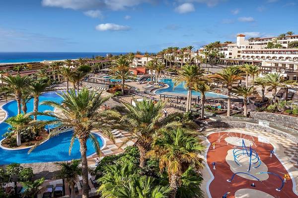 Hotel Occidental Jandia Mar mit Pools und Palmen am Strand