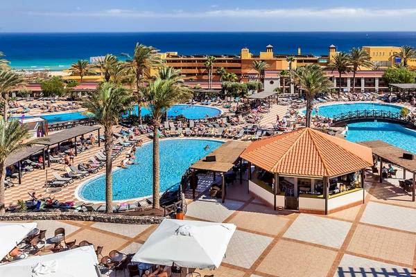 Luftaufnahme des Occidental Jandia Mar Resorts mit zwei Swimmingpools, Sonnenliegen und Palmen.