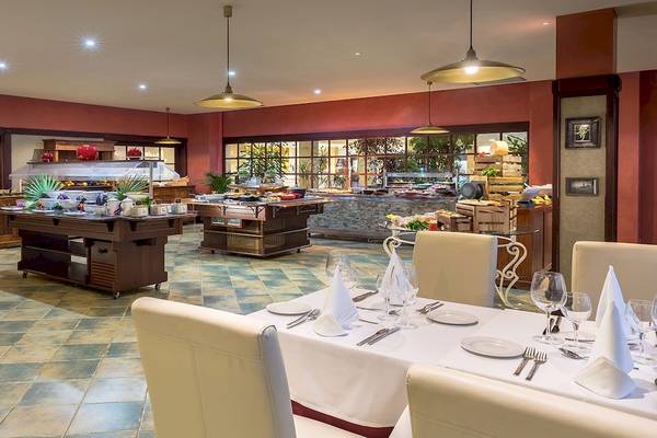 Essen Saal im Occidental Jandia Mar Hotel mit Tisch, Stühlen und Büffet.