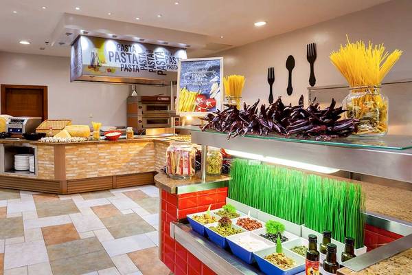 Buffetbereich im Occidental Jandia Mar Hotel mit italienischer Pasta und verschiedenen Speisen
