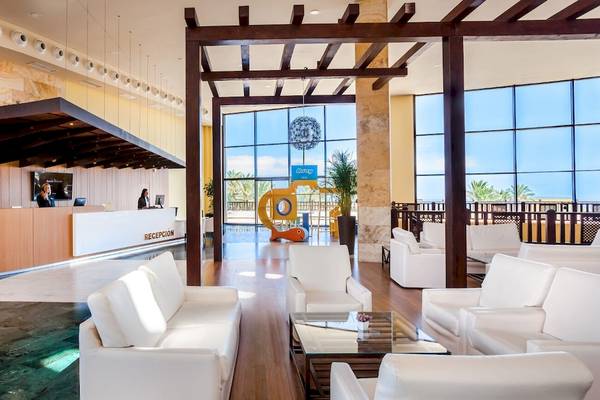 Empfangsbereich im Occidental Jandia Mar Hotel mit Rezeptionstresen und Loungestühlen.