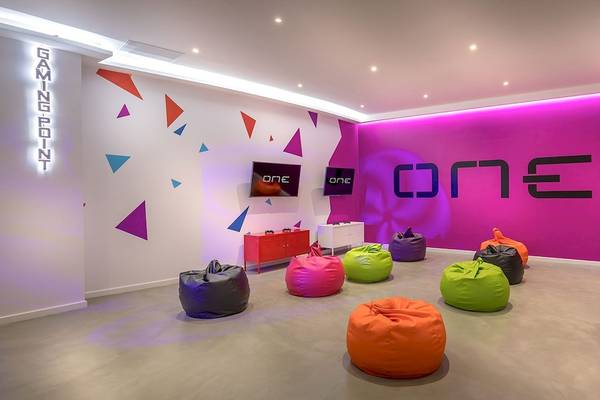 Gaming-Lounge im Hotel Occidental Jandia Mar mit bunten Sitzsäcken und Gaming-Postern.