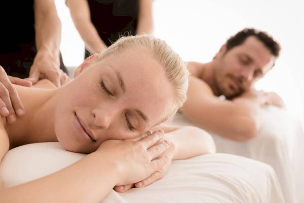 Frau genießt eine Massage im Occidental Jandia Mar Hotel