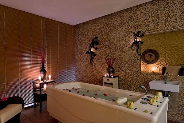 Wellnessbereich im Occidental Jandia Mar Hotel mit Badewanne, Kerzen und Dekor.