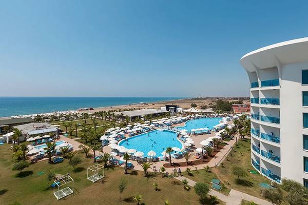 Luftaufnahme des Sultan of Dreams Hotels mit Swimmingpool und Meer im Hintergrund.