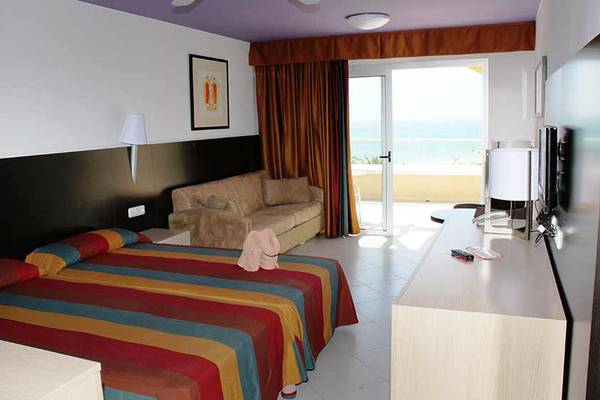Hotelzimmer des SBH Monica Beach Resort mit Blick auf das Meer.