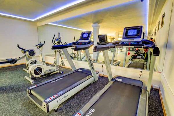 Fitnesscenter im SBH Monica Beach Resort mit Laufbändern und anderen Geräten.