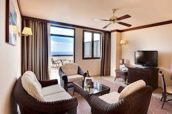 Suite-Zimmer im Hotel Occidental Jandia Royal Level mit Blick auf den Ozean.
