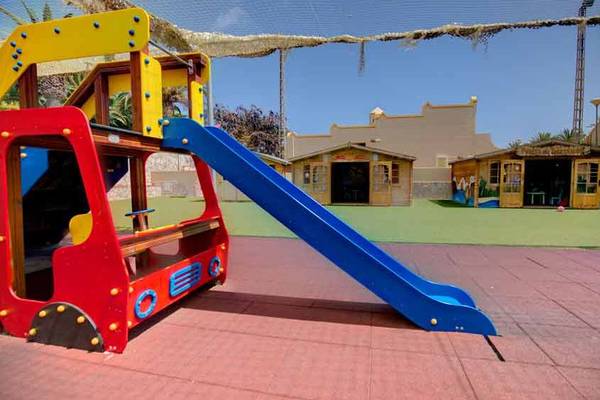 Spielplatz im Freien mit Rutsche und Spielturm im SBH Monica Beach Resort