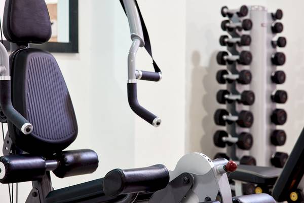 Fitnessgerät im Fitnessbereich des Santo Miramare Resorts