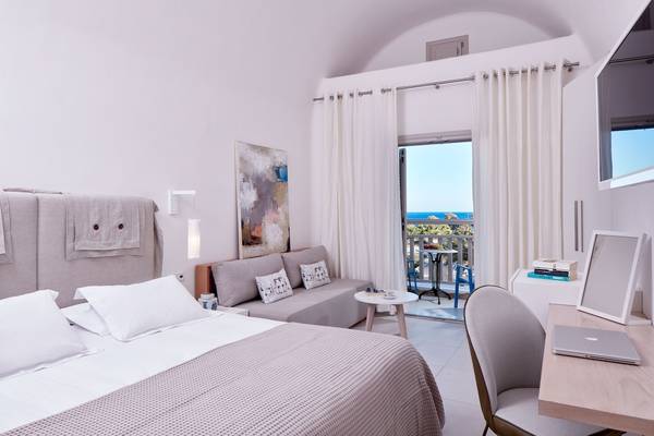 Hotelzimmer im Santo Miramare Resort mit Meerblick und moderner Einrichtung.