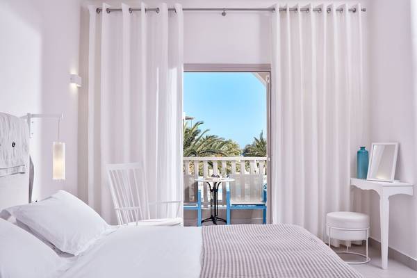 Ein modernes Zimmer im Santo Miramare Resort mit Blick auf eine Terrasse und den Himmel.