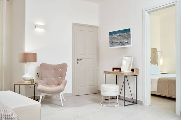 Hotelzimmer des Santo Miramare Resort mit heller Inneneinrichtung und Blick auf ein Bett.