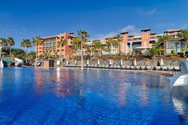 Großer Pool des H10 Tindaya Hotels mit umliegender Hotelanlage und Palmen