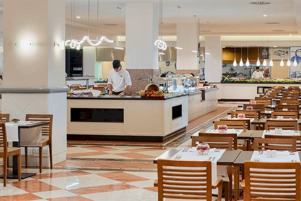Innenansicht des Restaurants des H10 Tindaya Hotels mit Buffet und gedeckten Tischen.