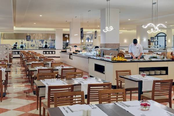 Innenbereich des Restaurants im H10 Tindaya Hotel mit gedeckten Tischen und serviertem Essen.