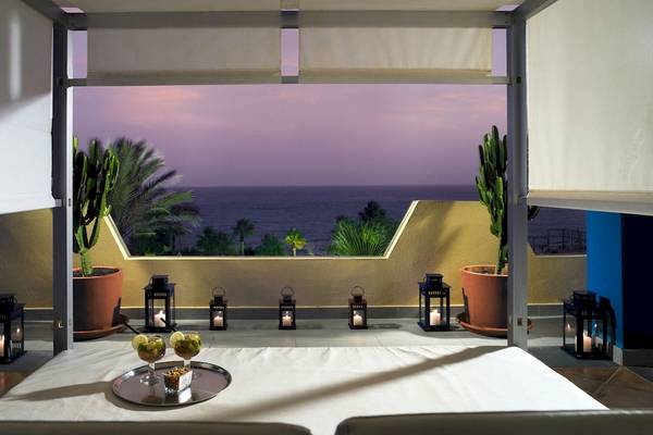 Terrasse im H10 Tindaya Hotel mit Blick auf das Meer und Kaktuspflanzen