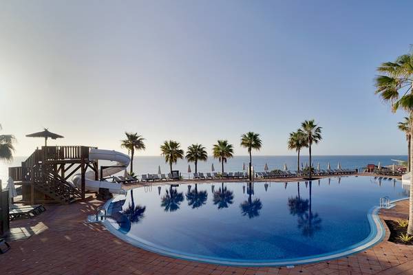 Außenpoolbereich des H10 Tindaya Hotels mit Meerblick und Wasserrutschen