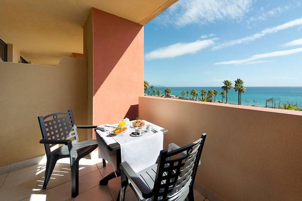 Balkon des H10 Tindaya Hotels mit Blick auf das Meer und die Palmen